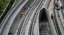 Pekerja melakukan pengerjaan proyek LRT Jabodebek, Jakarta, Selasa (12/3). Kereta LRT Jabodebek untuk rute Cawang-Cibubur akan diuji coba Juni 2019 dan saat ini proses pengerjaan untuk rute tersebut sudah mencapai 78,455%. (Liputan6.com/Faizal Fanani)