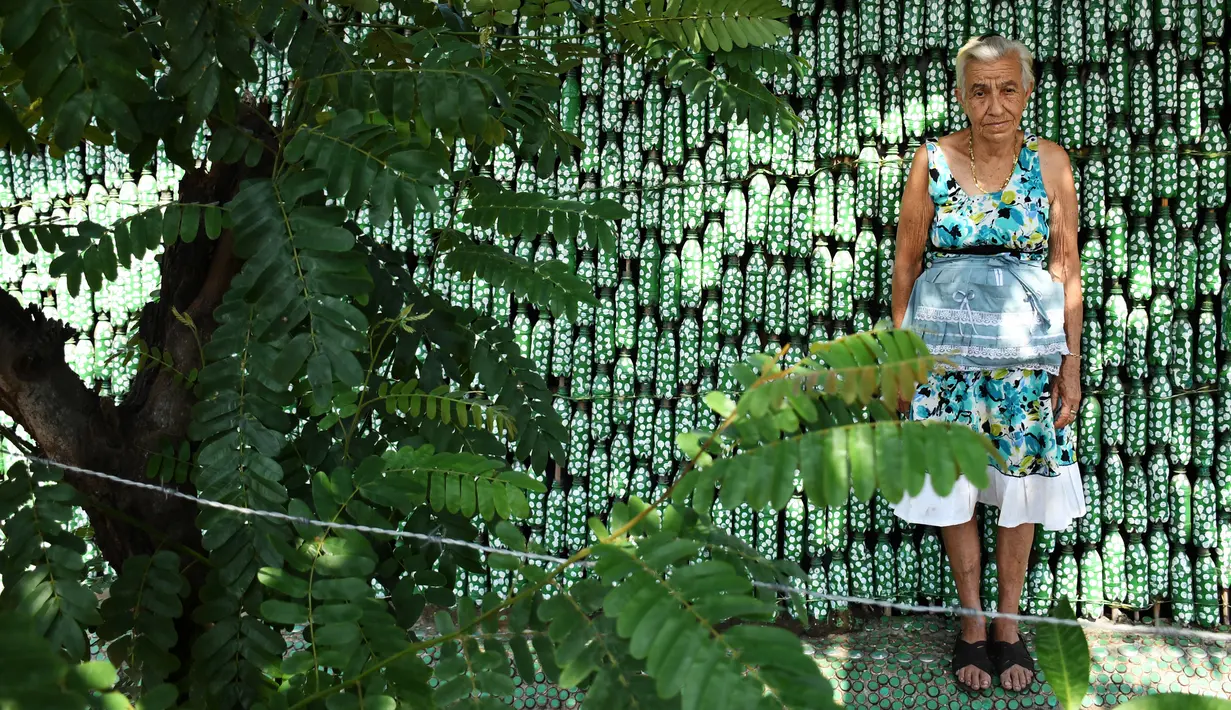 Maria berpose di rumahnya yang terbuat dari botol plastik bekas di Desa El Borbollon, El Transito, San Salvador, El Salvador 14 Maret 2017. (AFP Photo/Marvin Recinos)