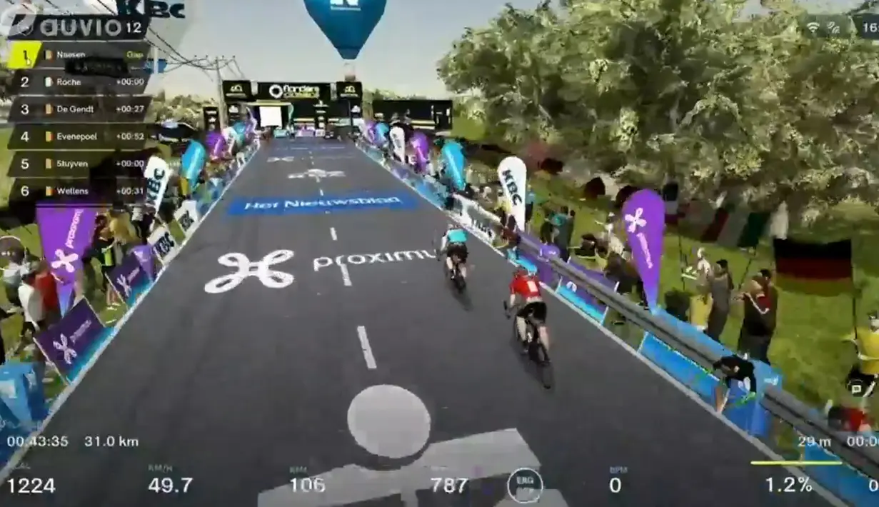 Gambar dari saluran Belgia RTBF menunjukkan perlombaan Tour of Flanders yang diselenggarakan secara virtual, (5/4/2020). Jika Tour of Flanders 2020 memiliki jarak tempuh sejauh 267,2 km, balapan virtual ini hanya memiliki trek sepanjang 32 km. (AFP/Belga)