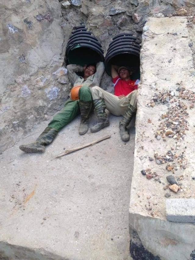 6 Kelakuan Nyeleneh Tukang Bangunan saat Bersantai Ini Bikin Tepuk Jidat