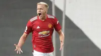 Donny van de Beek - Gelandang Manchester United pernah mengemban tugas sebagai anak gawang saat menjalani pendidikan sepak bola di Ajax Amsterdam. Van de Beek kecil yang saat itu sempat berfoto dengan Luis Suarez yang merupakan salah satu pemain idolanya. (AFP/Martin Rickett/Pool)