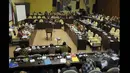 Komisi II DPR bersama Kemendagri dan Kemenkumham  menggelar raker terkait Perppu Pilkada dan Perppu Pemda serta mendengarkan pandangan fraksi-fraksi dan DPD RI terkait kedua Perppu tersebut, Jakarta, Senin (19/1/2015). (Liputan6.com/Andrian M Tunay)