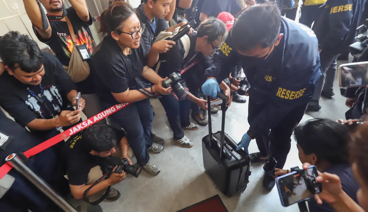 Personel Direktorat Reserse Kriminal Khusus Polda Metro Jaya mengangkut barang bukti kasus dugaan korupsi Tindak Pidana Pencucian uang (TPPU) saat tiba di Gedung Jampidsus Kejaksaan Agung, Jakarta, Jumat (17/7/2026). (KLY/Arie Basuki)