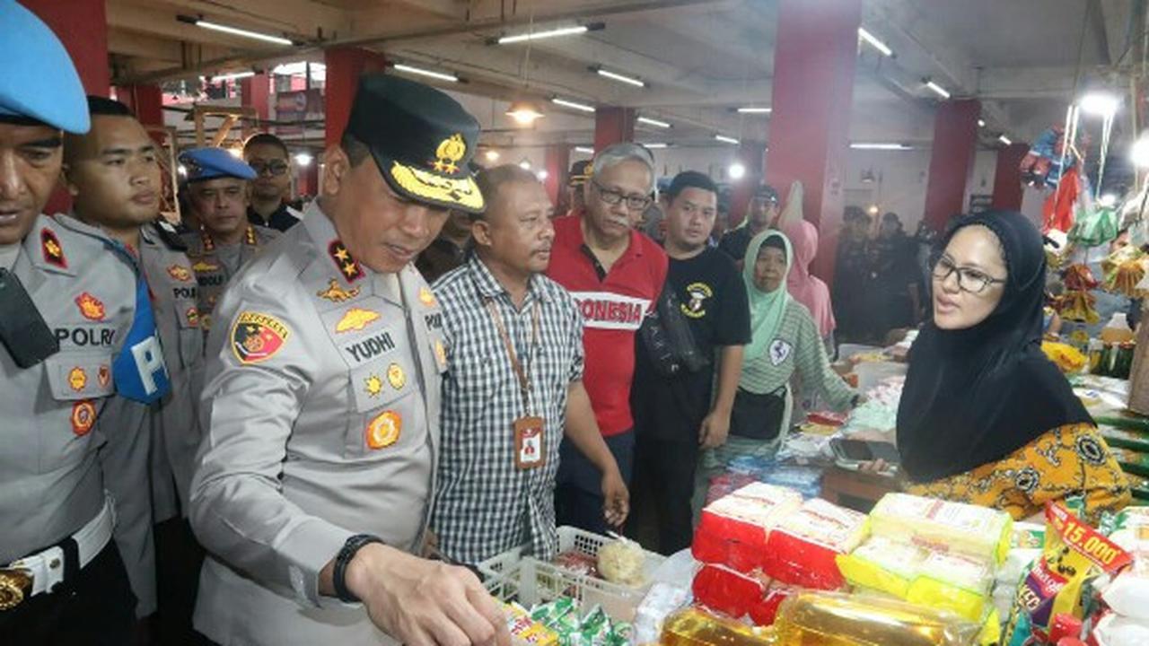 Kapolda Sulut Irjen Pol Yudhiawan dan Satgas Pangan Sulut yang melakukan pengecekan harga kebutuhan pokok di Pasar Bersehati, Manado, Sabtu (2/3/2024).