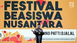 Ketua Umum Asosiasi Dosen Indonesia Dino Patti Djalal memberi sambutan saat pembukaan Festival Beasiswa Nusantara di Jakarta, Minggu (25/11). Festival ini bertujuan membentuk masa depan generasi bangsa yang lebih baik. (Liputan6.com/JohanTallo)
