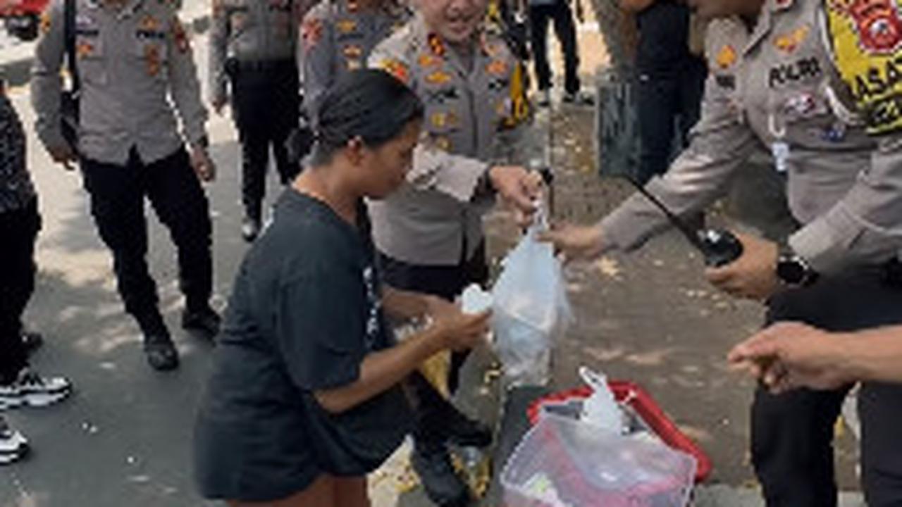 Perwira Polri Ajak Anak Buah Datangi Penjual Keliling