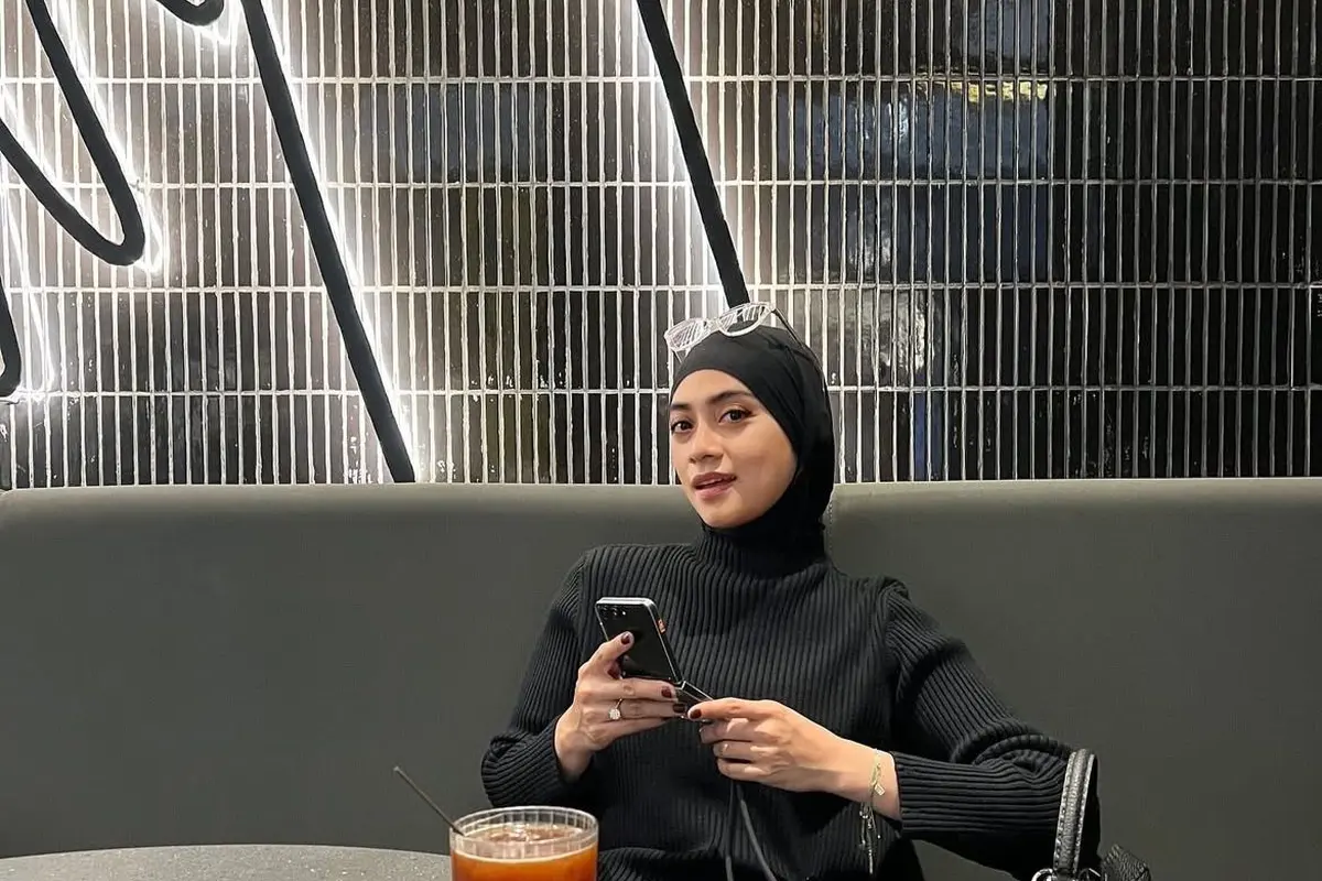 Inspirasi Outfit Ala Ayudia Bing Slamet, Si Penggemar Outfit Hitam (Instagram/@ayudiac)