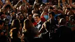 Aktor Tom Cruise menyapa pengemarnya saat tiba menghadiri pemutaran film "The Mummy" di Madrid, Spanyol (29/5). The Mummy akan diputar di Indonesia pada 7 Juni 2017 mendatang. (AP Photo / Francisco Seco)