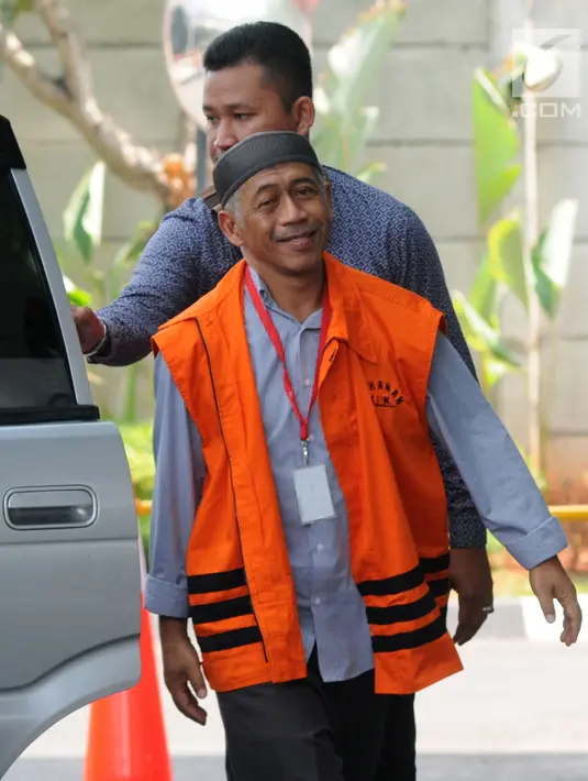 Anggota DPRD Kota Malang Sugianto tersenyum saat tiba di Gedung KPK, Jakarta, Selasa (2/10). Sugianto menjalani pemeriksaan terkait dugaan menerima suap pembahasan APBD-P Pemkot Malang Tahun Anggaran 2015. (Merdeka.com/Dwi Narwoko)