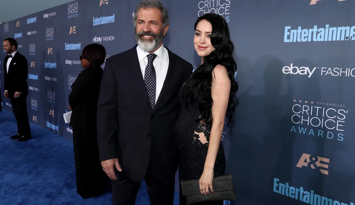 Aktor kawakan Mel Gibson dan pacar mudanya, Rosalind Ross berpose di karpet merah Critic's Choice Awards 2016 di California, Minggu (11/12). Tak hanya mesra, saat ini Rosalind bahkan sedang hamil anak Mel yang ke-9. (Christopher Polk/Getty Images/AFP)