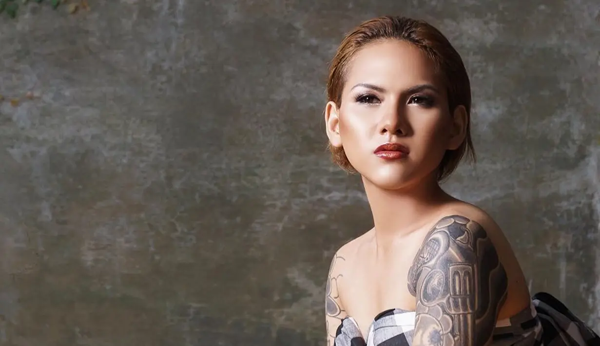 Rambut pendek tidak masalah, terlihat keren dengan tato yang terlihat di lengannya (Liputan6.com/IG/evelinnadaanjani)