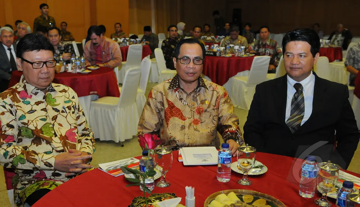 Ketua KPU, Husni Kamil Manik  (kanan) saat menghadiri penyerahan DAK2 di Kantor Kemendagri, Jakarta, Jumat (17/4/2015). DAK2 ini akan digunakan oleh KPU Provinsi dan Kabupaten/Kota untuk keperluan pilkada serentak. (Liputan6.com/Herman Zakharia)