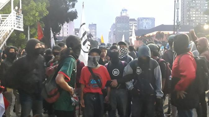 Sebagian massa demo 28 Oktober sempat memilih bertahan di Jalan Medan Merdeka Barat, Senin petang. (M Radityo Priyasmoro/Liputan6.com)