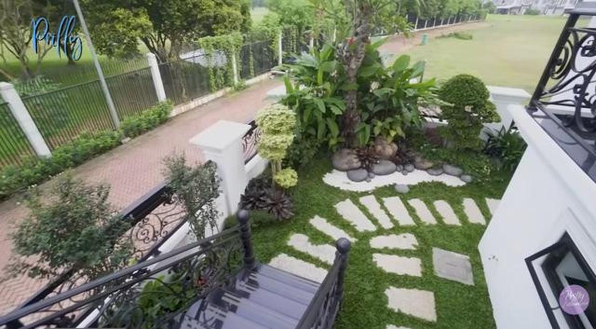 Intip Kemegahan Potret Pagar dan Taman Rumah Prilly Latuconsina, Klasik dan Asri