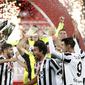 Para pemain Juventus mengangkat Piala merayakan gelar juara Coppa Italia 2020-2021 usai laga final melawan Atalanta di Stadion Mapei, Kamis (20/5/2021) dinihari WIB. Juventus semakin menegaskan diri sebagai raja Coppa Italia dengan koleksi 14 gelar juara. (AP Photo/Antonio Calanni)