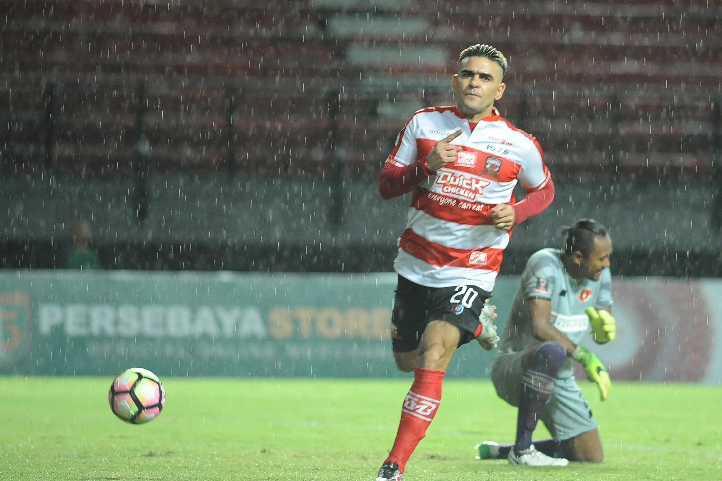 Cristian Gonzales merayakan gol yang dicetaknya ke gawang Perseru di Piala Presiden, Kamis (18/1/2018) (Liputan6.com/Dimas Angga)