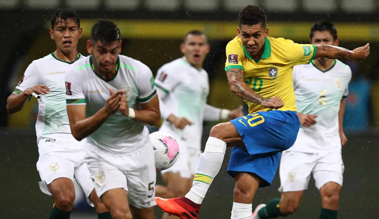 Roberto Firmino. Keputusan pelatih Brasil, Tite tak memasukkan nama Roberto Firmino dalam 26 anggota skuad resmi Tim Samba ke putaran final Piala Dunia 2022 Qatar memang sangat menyakitkan bagi sang pemain berusia 31 tahun tersebut. Saat penampilannya bersama Liverpool mulai membaik di awal musim 2022/2023 dengan mencetak 8 gol dan 4 assist dari total 19 laga, namun Tite lebih memilih Richarlison yang penampilannya tak secemerlang Firmino. (AFP/Pool/Buda Mendes)