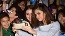 Selain itu, dilansir dari People bahwa Selena dan dua orang keluarga lainnya juga tertangkap kamera penggemarnya sedang menikmati alunan musik di konser The Weeknd di American Airlines Center. (AFP/Bintang.com)
