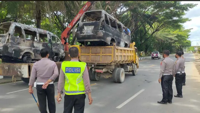 Dua dari belasan kendaraan yang terbakar saat kerusuhan di Kota Kendari, Kamis (16/12/2021).(Liputan6.com/Ahmad Akbar Fua)