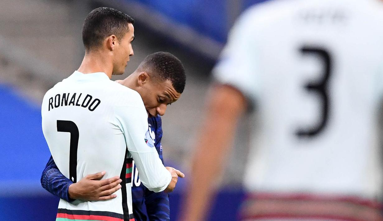 Striker Portugal, Cristiano Ronaldo, berbincang dengan striker Prancis, Kylian Mbappe, pada laga UEFA Nations League di Stadion Stade de France, Senin (12/10/2020). Kedua tim bermain imbang 0-0. (AFP/Franck Fife)