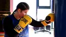 Petinju wanita Albania, Elsidita Selaj, melakukan sesi latihan di Shkodra, Kamis (21/1/2021). Tekad yang kuat membuat wanita berusia 20 tahun ini menjadi petinju wanita pertama di Albania. (AFP/Gent Shkullaku)