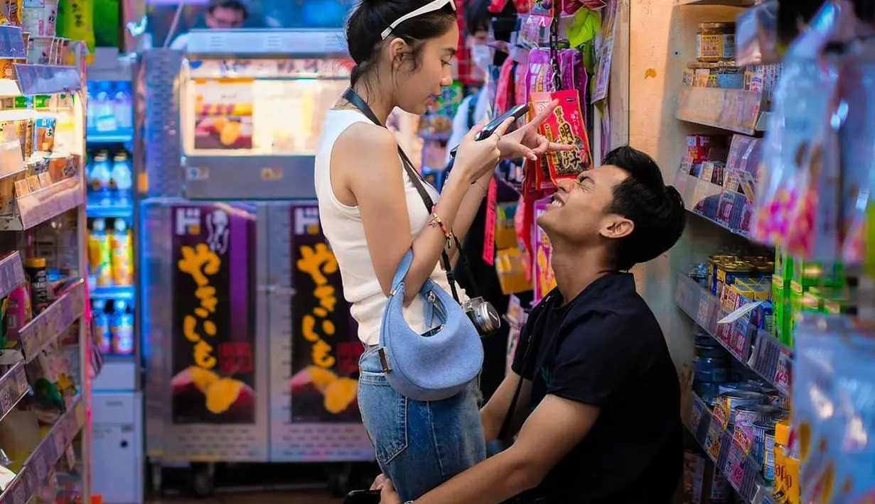 Di momen pertambahan usia Azizah Salsha, Arhan berhasil membuat netizen baper. [@pratamaarhan8/@azizahsalsha_]