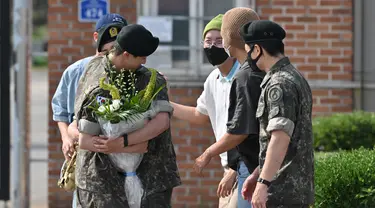 Jin juga menerima buket bunga, dan bertemu kembali dengan lima anggota BTS yakni J-Hope, RM, Jimin, V dan Jungkook. (Jung Yeon-je / AFP)