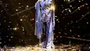 Salma Salsabil berhasil meraih dua piala artis solo dan karya produksi  terbaik. Ia tampil dalam balutan blazer dekonstruktif warna biru dari @fennesea, dipadukan dengan kain batik warna senada. [@salmasalsabil].