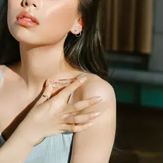 Beraktivitas di luar ruangan sering membuat makeup lebih cepat luntur karena terpapar panas, keringat, dan kelembapan (Sumber: Pexels.com)