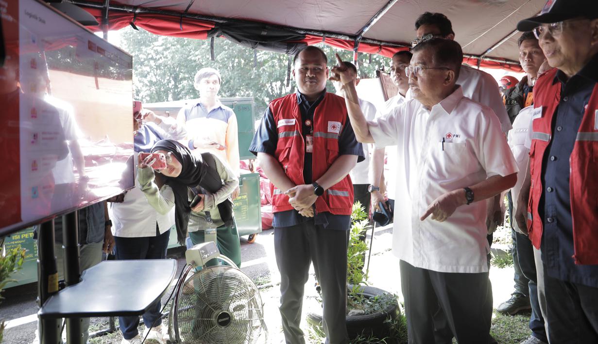 Wakil Presiden RI ke-10 dan ke-12 itu mengingatkan bahwa jika distribusi bantuan terlambat, potensi penjarahan toko-toko akan semakin besar dan membahayakan situasi di lapangan. Tampak dalam foto, Ketua Palang Merah Indonesia (PMI), Jusuf Kalla saat meninjau gudang logistik PMI di Pangkalan Udara (Lanud) Halim Perdanakusuma, Jakarta, Senin (1/12/2025). (ADE/Staff Media JK)