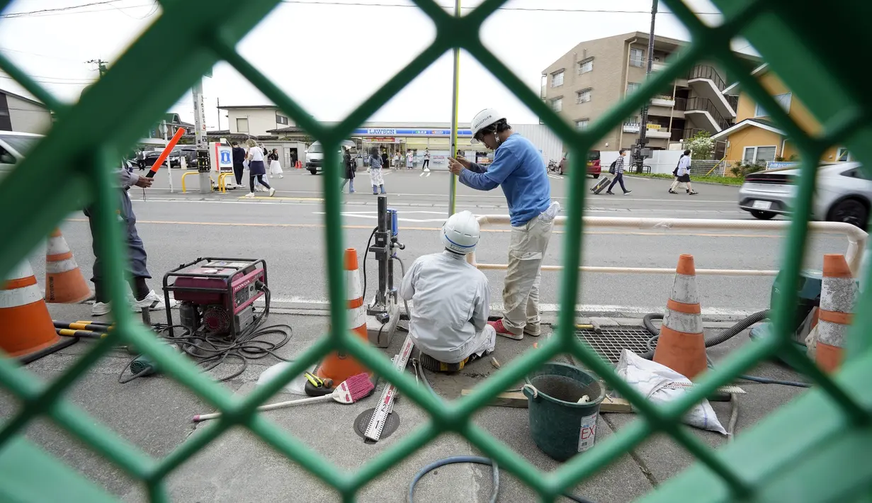 Penghalang ini akan dipasang minggu depan di depan sebuah toko serba ada. (AP Photo/Eugene Hoshiko)