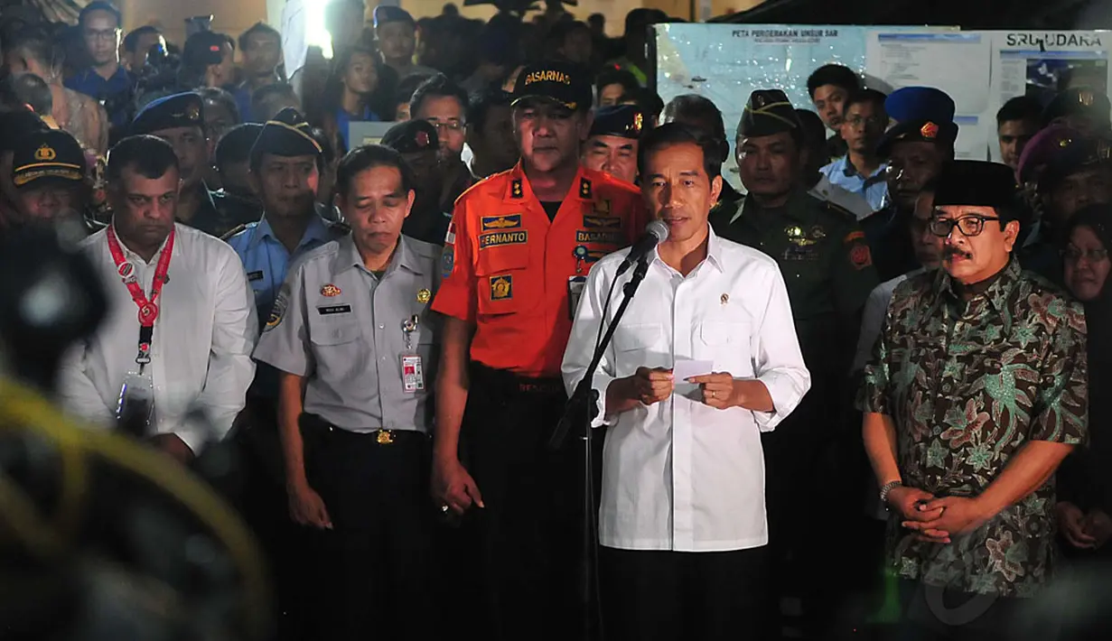 Presiden RI, Joko Widodo melakukan jumpa pers di luar ruangan Crisis Center, Bandara Juanda, Surabaya, Selasa (30/12/2014). Presiden Jokowi menyatakan rasa belasungkawa kepada keluarga korban pesawat Air Asia QZ 8501.(Liputan6.com/Johan Tallo)