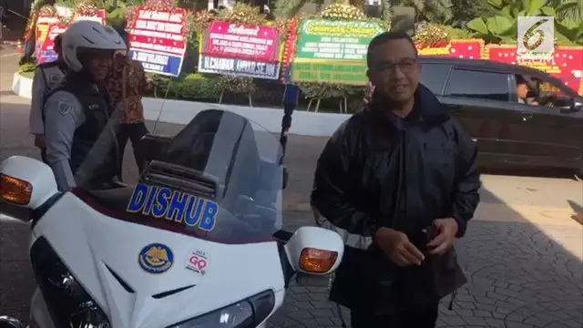 Tidak seperti biasa, Gubernur DKI Anies Baswedan tiba di kantor Balai Kota, Jumat pagi (20/10), menumpang motor besar milik petugas Dinas Perhubungan DKI. Sesampai di lobi, Anies disambut sejumlah warga.