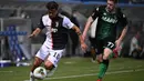 Penyerang Juventus, Paulo Dybala menggiring bola dari kejaran bek Sassuolo, Georgios Kyriakopoulos pada pertandingan lanjutan Liga Serie A Italia di stadion Mapei di Reggio Emilia (15/7/2020). Juventus bermain imbang 3-3 atas Sassuolo. (AFP/Marco Bertorello)