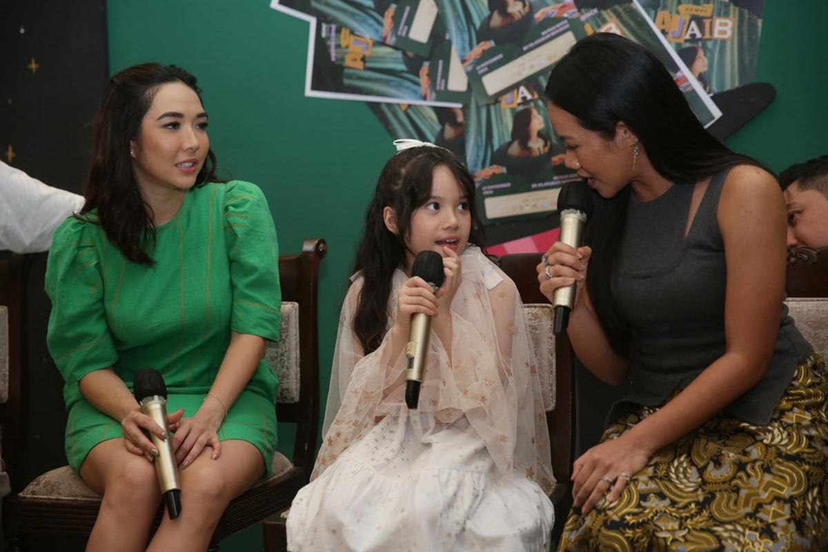 8 Potret Keseruan Perilisan Single Terbaru 'Ajaib' dari Gempi, Dihadiri Nagita Slavina Hingga Ariel NOAH