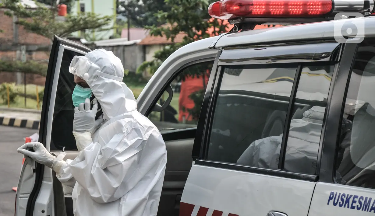 Tenaga kesehatan berbicara menggunakan ponsel setibanya di RSDC Pasar Rumput, Jakarta, Senin (2/8/2021). Pasien Covid-19 yang masih menjalani perawatan di tower RSDC-19 Rusun Pasar Rumput sebanyak 466 orang hingga Senin (2/8) ini. (merdeka.com/Iqbal S Nugroho)