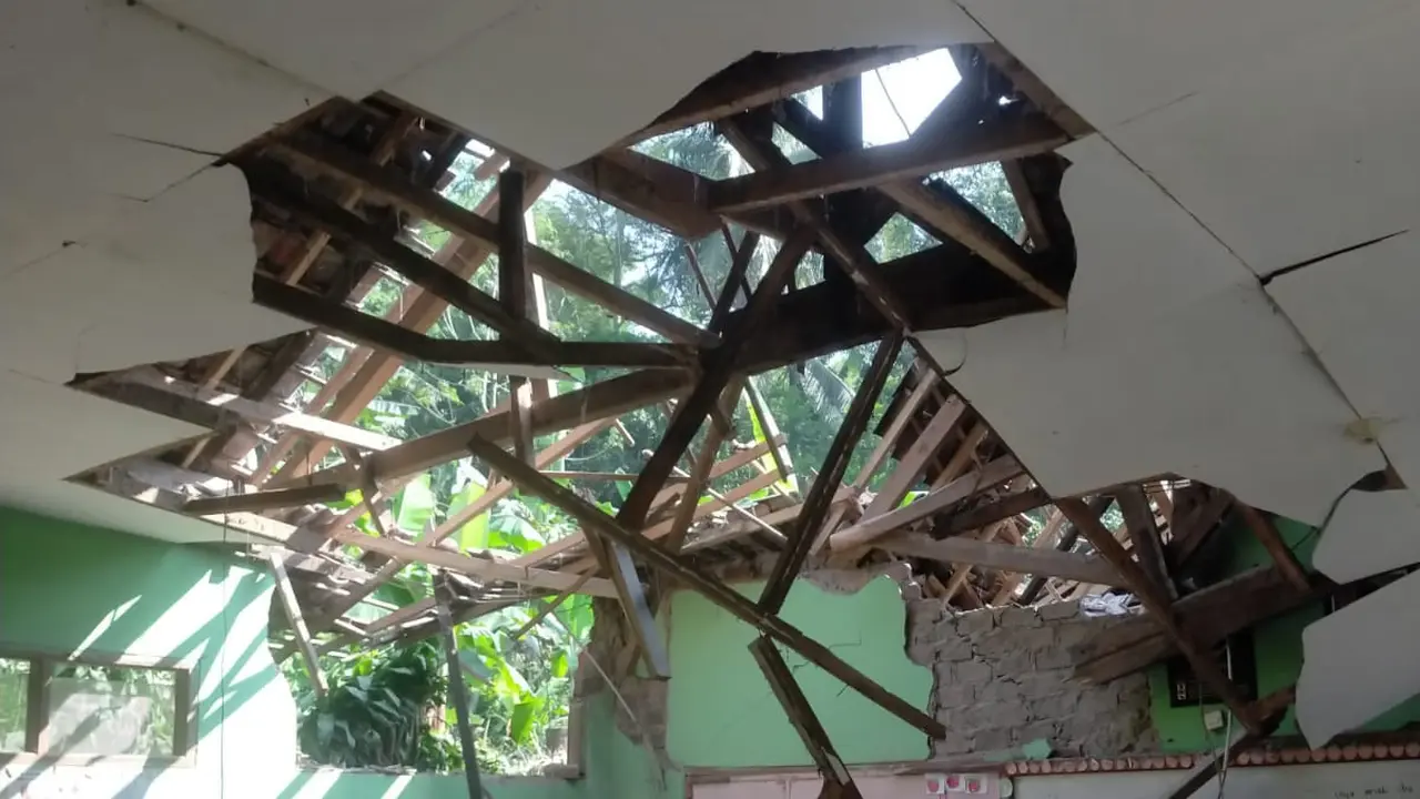 Dua ruang kelas di SDN Ciganas, Kecamatan Ciambar ambruk pada Minggu 3 Mei 2026.
