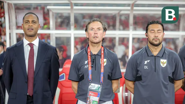 <p>Pelatih Timnas Indonesia, Patrick Kluivert, dan dua asistennya, Alex Pastoor serta Denny Landzaat, memimpin timnya menghadapi Timnas Bahrain pada laga kedelapan putaran ketiga Grup C kualifikasi Piala Dunia 2026 di Stadion Utama Gelora Bung Karno, Jakarta, Selasa (25/3/2025) dini hari WIB. (Bola.com/Bagaskara Lazuardi)</p>