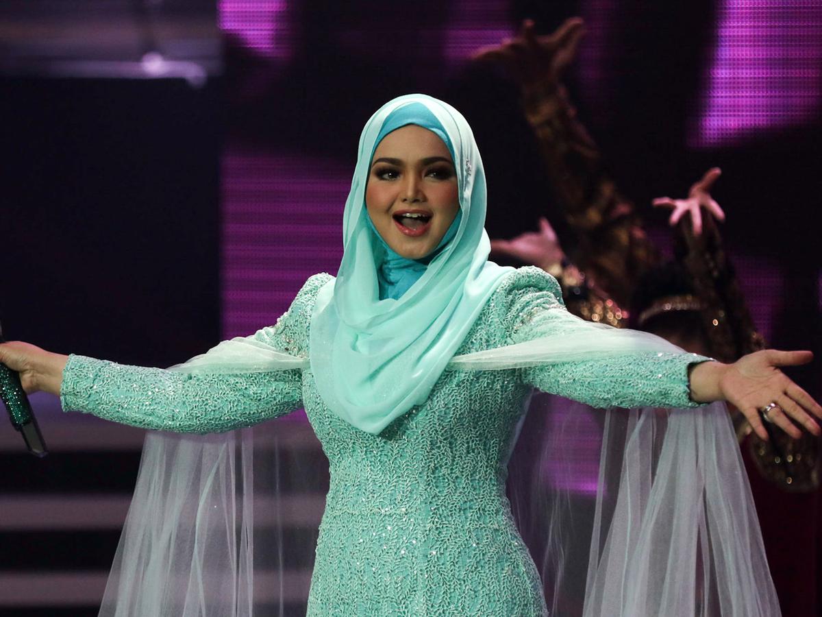 SEA Games Siti Nurhaliza Tidur Pakai Sarung Tangan Atlet Bola Liputan6com