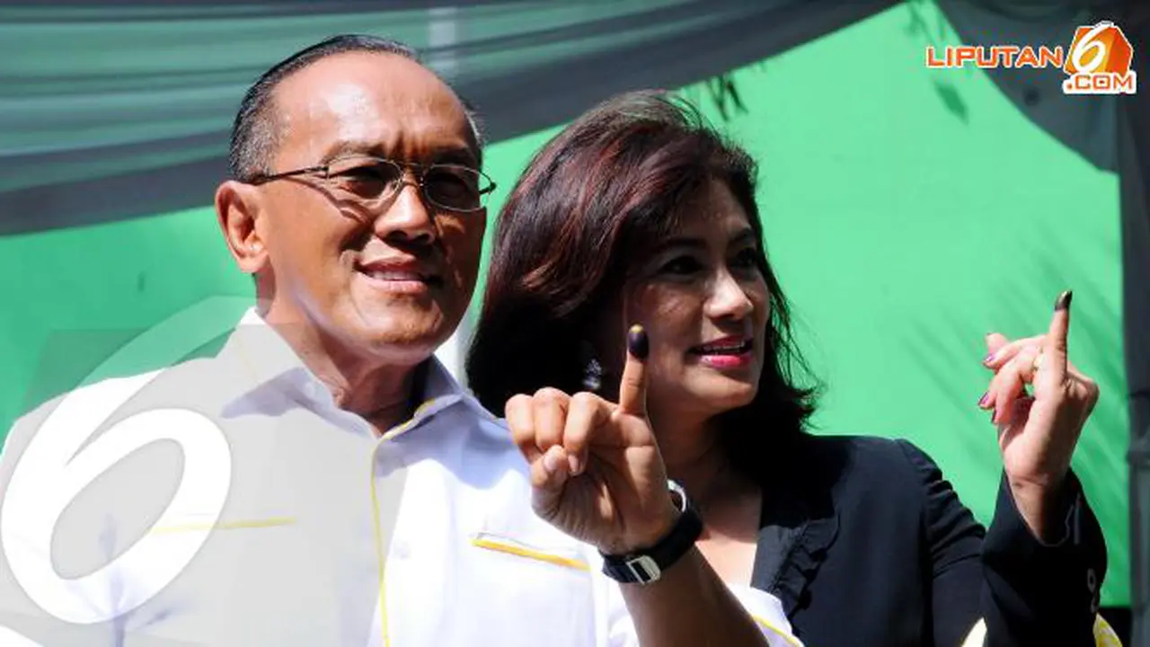 Aburizal Bakrie atau Ical bersama istri