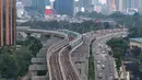 Rangkaian kereta Lintas Raya Terpadu (LRT) Jabodebek melintas di kawasan Kuningan,  Jakarta, Rabu, 15 Juli 2026. (KLY/Arie Basuki)