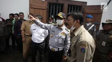 Gubernur DKI Jakarta Anies Baswedan berbincang dengan pejabat Pemprov DKI Jakarta saat meninjau lokasi kebakaran Museum Bahari, di Jalan Pasar Ikan, Penjaringan, Jakarta Utara, Selasa (16/1). (Liputan6.com/Arya Manggala)