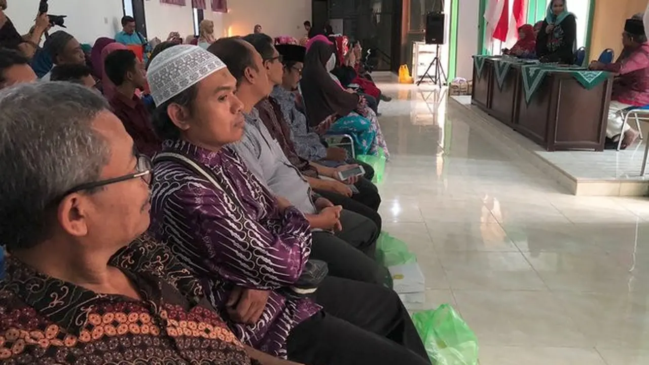 Puti Guntur bertemu kader Aisyiyah. (Merdeka.com)