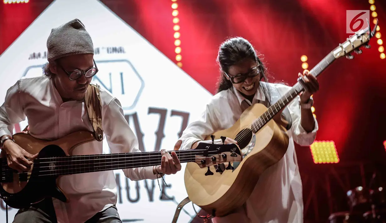 Musisi Endah N Rhesa saat tampil dalam Java Jazz on The Move di Jakarta, Kamis (15/2). Duo musisi yang juga sepasang suami istri akan tampil dalam Java Jazz Festival (JJF) 2018 pada 2-4 Maret 2018 di Jiexpo Kemayoran. (Liputan6.com/Faizal Fanani)