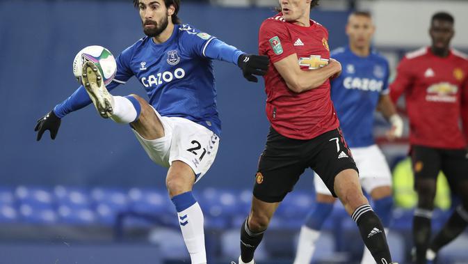 Gelandang Everton, Andre Gomes mengontrol bola dari kawalan penyerang Manhcester United, Edinson Cavani pada babak perempat final di Goodison Park, Kamis (24/12/2020). Cavani menjebol gawang Everton dengan sepakan kaki kiri setelah menerima umpan dari Anthony Martial. (AP Photo/Nick Potts,Pool)