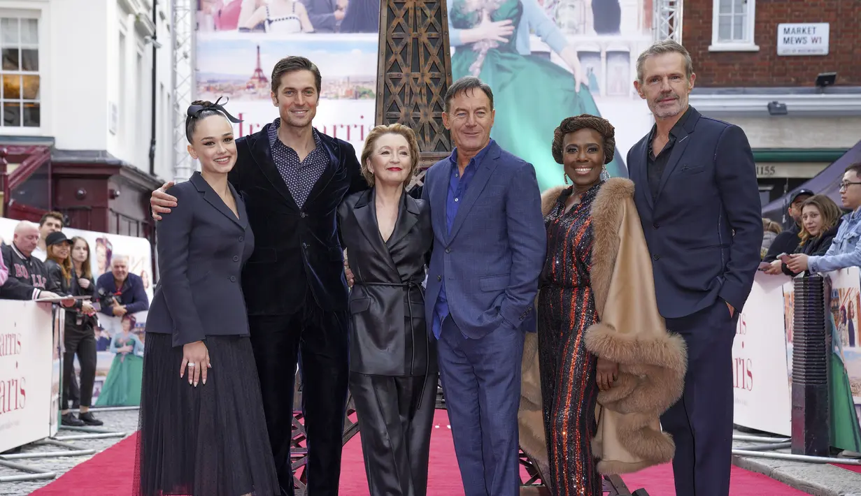 Rose Williams (kiri)b bersama, Lucas Bravo, Lesley Manville, Jason Isaacs, Ellen Thomas, dan Lambert Wilson berpose untuk para fotografer setibanya di pemutaran perdana film 'Mrs. Harris Pergi ke Paris' di London (25/9/2022). Blazer hitam yang dikenakan Rose Williams adalah Dior yang dirancang khusus dengan bagian pinggang yang ketat, yang sangat kontras dengan rok midi tulle. (Photo by Scott Garfitt/Invision/AP)