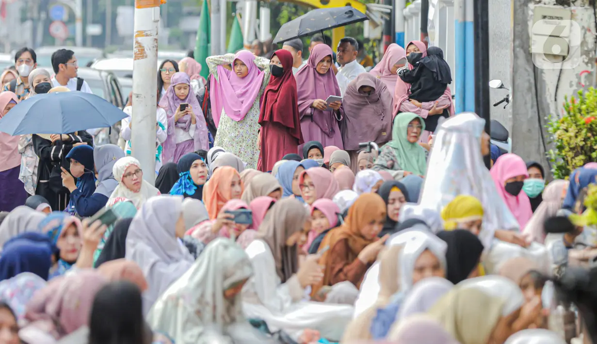 Satu sisi jalan persis depan gedung PP Muhammadiyah menuju Jalan Medan Merdeka Selatan juga telah ditutup aksesnya bagi pengendara untuk dijadikan tempat bagi jamaah untuk melaksanakan sholat. (Liputan6.com/Faizal Fanani)