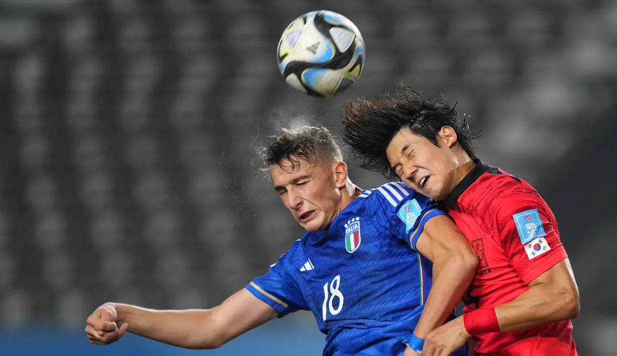 Pemain Timnas Italia U-20, Francesco Esposito (kiri), berebut bola di udara dengan pemain Korea Selatan U-20, Choi Seok-hyun, dalam pertandingan semifinal Piala Dunia U-20 2023 yang digelar di Estadio Unico Diego Maradona, La Plata, Jumat (9/6/2023) pagi WIB. (AP Photo/Natacha Pisarenko)