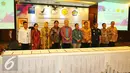 Enggartiasto Lukita berfoto bersama usai penandatangan nota kesepahaman di Jakarta, Selasa (20/12). Sebanyak lima Kementerian/Lembaga bersinergi meningkatkan koordinasi dan efektivitas pengawasan perlindungan terhadap konsumen. (Liputan6.com/Angga Yuniar)