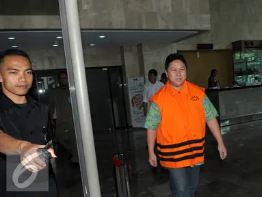 Tersangka kasus korupsi pengadaan simulator SIM Sukotjo S. Bambang berjalan keluar usai menjalani pemeriksaan di gedung KPK, Jakarta, Selasa (24/5). Berkas Sukotjo dinyatakan lengkap (P21) sehingga kasusnya segera disidangkan. (Liputan6.com/Helmi Afandi)